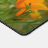 オレンジケシのカリフォルニアのケシ畑 デスクマット (コーナー)