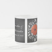 オレンジゲルベラデイジーと白黒スクロール フロストグラスマグカップ (中央)