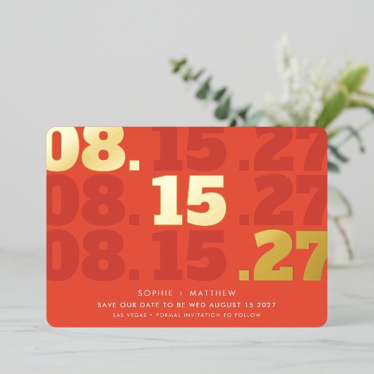 オレンジゴールドのモダンチャンキー日付 SAVE THE DATE 箔招待状 (立ち正面)