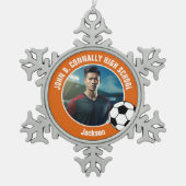 オレンジサッカープレイヤー写真 高校の士気 スノーフレークピューターオーナメント (正面)