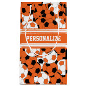 オレンジサッカーボールのコラージュ スモールペーパーバッグ (正面)