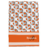 オレンジサッカーボールを個人化して下さい ミディアムペーパーバッグ (正面)