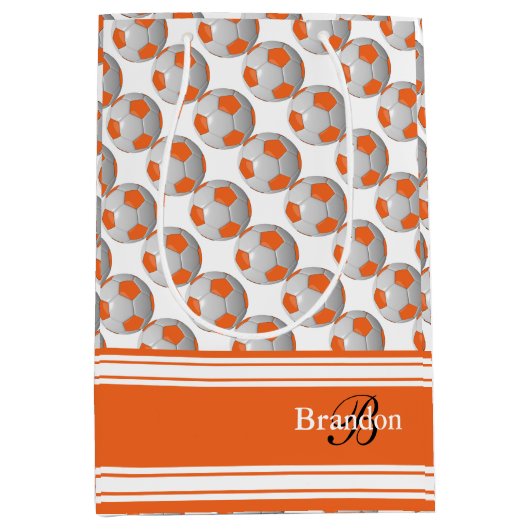 オレンジサッカーボールを個人化して下さい ミディアムペーパーバッグ (正面)