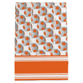 オレンジサッカーボールを個人化して下さい ミディアムペーパーバッグ (裏面)