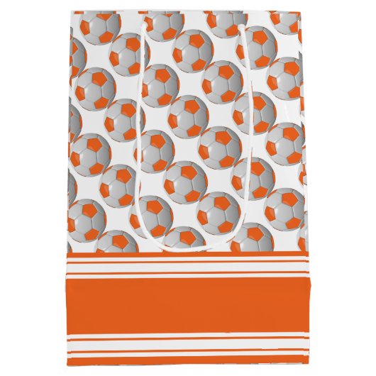 オレンジサッカーボールを個人化して下さい ミディアムペーパーバッグ (裏面)