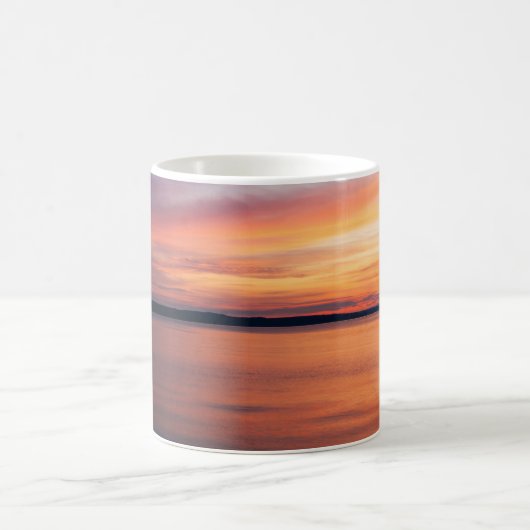 オレンジサンセットクラウドオーバーレイクウォーター名前をカスタムする コーヒーマグカップ (中央)