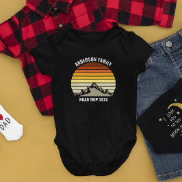 オレンジサンセットフパーソナライズされたァミリ懇親会マウンテン ベビーボディスーツ