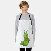 オレンジジュースのグラスを持つキャタピラー エプロン (着用した状態)