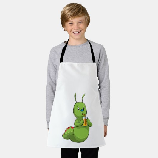 オレンジジュースのグラスを持つキャタピラー エプロン (着用した状態)