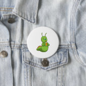 オレンジジュースのグラスを持つキャタピラー 缶バッジ (インサイチュ)