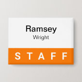 オレンジスタッフピンバックバッジボタン従業員名札 缶バッジ (正面)