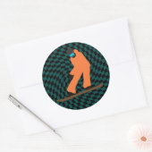 オレンジスーツを着たフリーライド市松模様にスノーボーダー ラウンドシール (封筒)