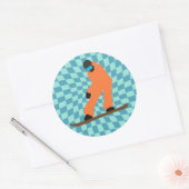 オレンジスーツを着たフリーライド市松模様にスノーボーダー ラウンドシール (封筒)