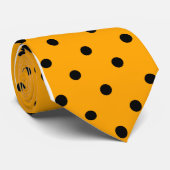 オレンジタイのクラシックで黒い水玉模様パターン ネクタイ (ロール)