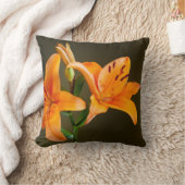 オレンジタイガーリリー花と芽がクローズアップ クッション (ブランケット)