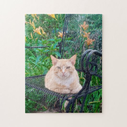 オレンジタビー猫が椅子に座っている写真  ジグソーパズル (縦)