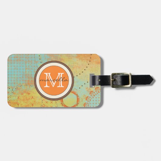 オレンジティール(緑がかった色)のペンキのコラージュのモノグラム ラゲッジタグ (正面横)