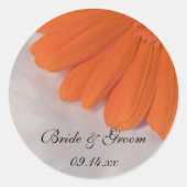 オレンジデイジーとホワイトサテン結婚の封筒用シール ラウンドシール (正面)