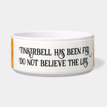 オレンジトラストライプのガーの猫が食べ物を与え