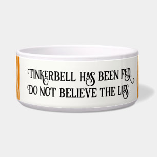 オレンジトラストライプのガーの猫が食べ物を与え ボウル