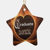 オレンジハートのデザインの記念品を炎にあてる卒業 セラミックオーナメント (左)