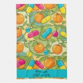 オレンジパーソナライズされたブルーピンクピル薬局 キッチンタオル (縦)
