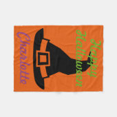 オレンジパーソナライズのハッピーハローウィンの魔法使いの帽子 フリースブランケット (正面(横))