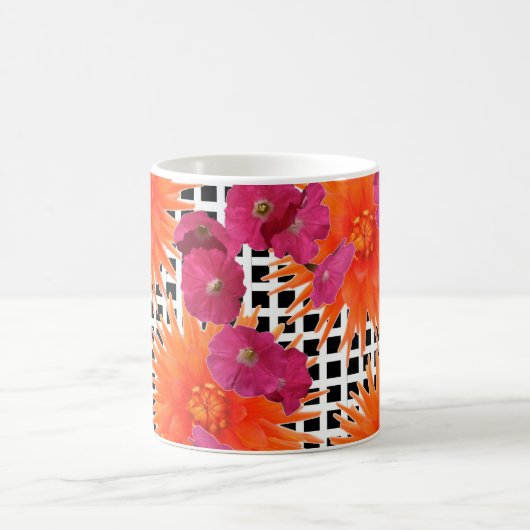 オレンジピンクの花白黒チェックコーヒーマグ コーヒーマグカップ (中央)