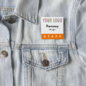 オレンジピンバックスタッフバッジイベントロゴ角形名 缶バッジ (インサイチュ)