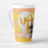 オレンジフルーティ誕生日グリーンフォト カフェラテマグ (左アングル)