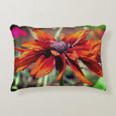 オレンジブラックアイドスーザンフラワークローズアップ アクセントクッション (正面)