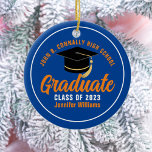 オレンジブルーパーソナライズされた2024年卒業 セラミックオーナメント<br><div class="desc">2024年モダンのクラスのカスタム高校または大学の名前を特徴とするオレンジ色と青の卒業生のクリスマス装飾。卒業カスタマイズ年はシックな手書きの台本と黒いグラッドキャップで卒業ギフトを素晴らし受けてパーソナライズされた。</div>