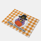 オレンジプレイドにフクロウを置く – ハッピー感謝祭 ドアマット (アングル)