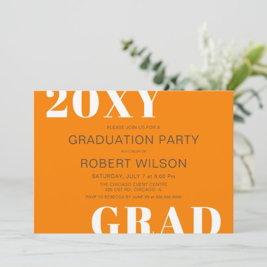 オレンジホワイトはっきりしたタイポグラフィ卒業パーティー 招待状 (スタンド正面)