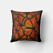 オレンジマダラチョウによっては黒い近代美術が飛びます クッション (裏面)