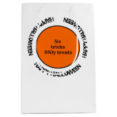 オレンジモダンとブラックのタイポグラフィハッピーハローウィン ミディアムペーパーバッグ (正面)