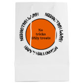 オレンジモダンとブラックのタイポグラフィハッピーハローウィン ミディアムペーパーバッグ (裏面)