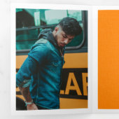 オレンジモダン色のテクスチャード写真の卒業 三つ折り招待状 (内部最初)