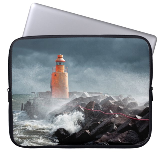 オレンジライトハウスオンロック ラップトップスリーブ (正面)