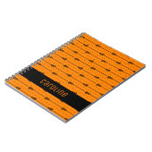 オレンジラクロスブラックスティックとライ点々のあるン ノートブック (左側)