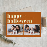 オレンジレトロタイポグラフィハッピーハローウィン2枚 箔シーズンカード<br><div class="desc">ハッピーハローウィン!このカスタマイズ可能な写真のハロウィンカードを使用して、家族や友人にハロウィーンの挨拶を送る。レトロなはっきりしたタイポグラフィ。詳細を追加してパーソナライズこの金ゴールドフォイルのハロウィンカードは他のカードの在庫で利用可能である。一致するアイテムが使用可能。</div>