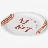 オレンジレトロ70ストライプ年代 |の結婚モノグラム ペーパープレート (アングル)