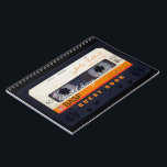 オレンジレトロAudiotape 60th birthday Guest Book NB ノートブック<br><div class="desc">あなたの名前と日付でパーソナライズするために古いオーディオカセット。デザインスパイラルノート上の文字60th誕生日パーティーゲストブックの水平方向の方向。のボタンで文字(フォント、色、サイズ、位置)をクリック簡単に変えカスタマイズる。懸命カバーのゲストブック。一致する誕生日はがきと磁石、誕生日の招待状、誕生日紙ナプキンなどを保存。レトロ忘れなオーディオタップ(透明、緑の色、デカールなど)のコレクション全体を行わない。</div>