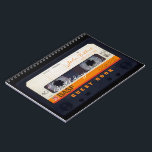 オレンジレトロAudiotape 60th birthday Guest Book NB ノートブック<br><div class="desc">あなたの名前と日付でパーソナライズするために古いオーディオカセット。デザインスパイラルノート上の文字60th誕生日パーティーゲストブックの水平方向の方向。のボタンで文字(フォント、色、サイズ、位置)をクリック簡単に変えカスタマイズる。懸命カバーのゲストブック。一致する誕生日はがきと磁石、誕生日の招待状、誕生日紙ナプキンなどを保存。レトロ忘れなオーディオタップ(透明、緑の色、デカールなど)のコレクション全体を行わない。</div>