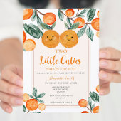 オレンジ二つの小さなかわいこちゃんが緑の道にある 招待状
