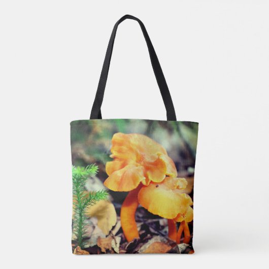 オレンジ淡い色の色の野生のキノコがクローズアップ トートバッグ (裏面)
