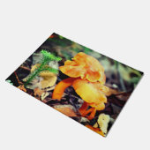 オレンジ淡い色の色の野生のキノコがクローズアップ ドアマット (アングル)