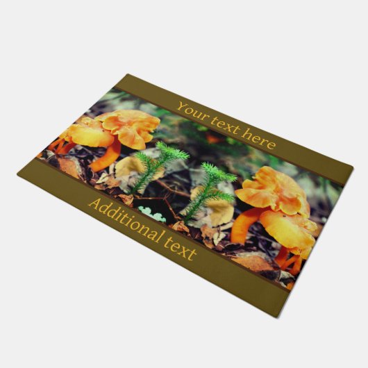 オレンジ淡い色の色の野生のキノコが詰めパーソナライズされたる ドアマット (アングル)