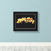 オレンジ淡い色の色の黄色い蘭の黒い背景 キャンバスプリント (インサイチュ (ウッドフロア))