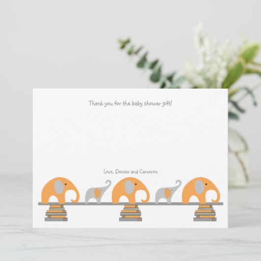 オレンジ灰色象の本のベビーシャワーは感謝していしています サンキューカード (スタンド正面)
